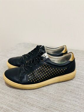 Ecco Ladies Casual Hybrid Golf Shoes Black and Gold - Size 5